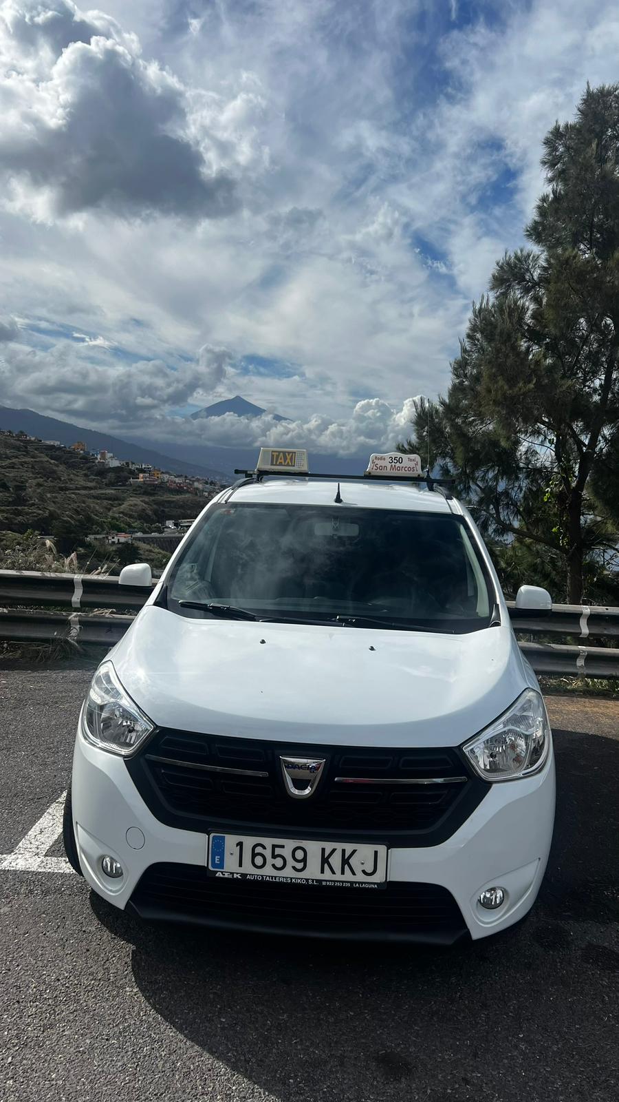 Taxi Leo Abreu en la carretera con Teide de fondo